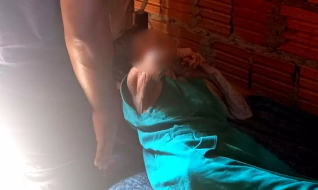 Idosa é encontrada sem comida e bebia água de balde sujo