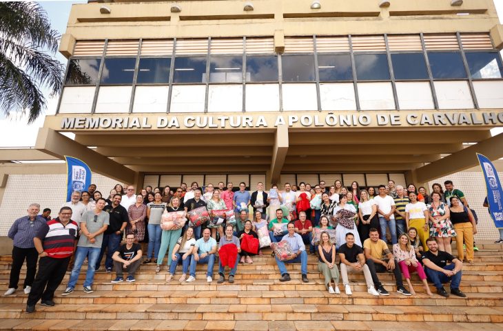 Na Setesc, primeira-dama de MS recebe doações da campanha do agasalho Seu Abraço Aquece