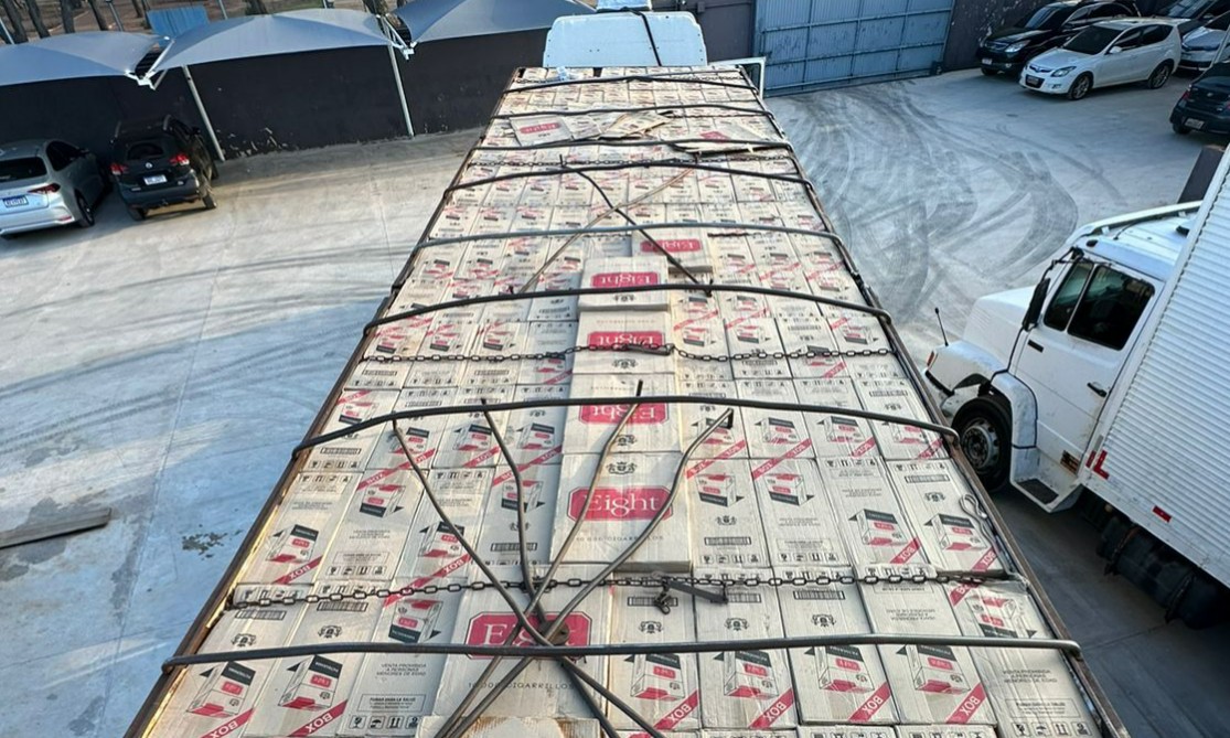 PF apreende carreta carregada com cigarros no interior de MS