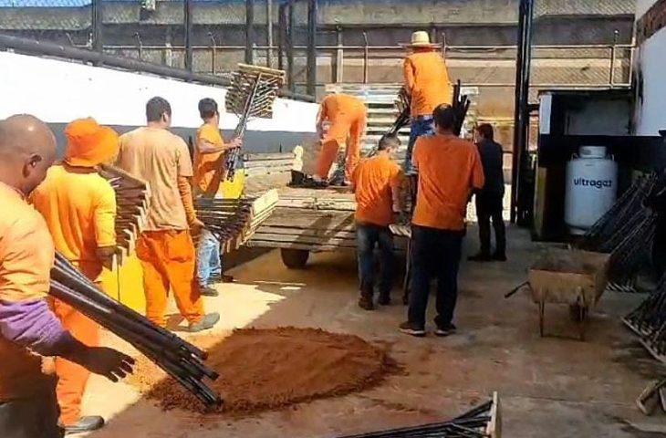 Rodos produzidos em penitenciária de MS vão contribuir com a limpeza de áreas atingidas por enchentes no RS