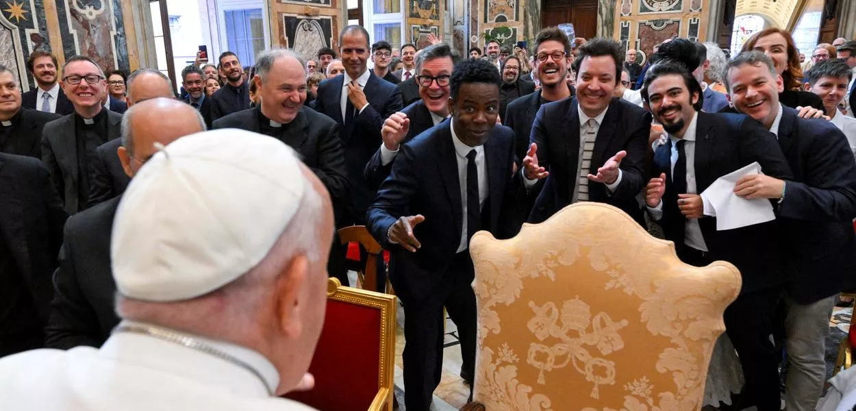 Papa recebe comediantes e diz que não há problema em fazer piadas sobre Deus, mas sem ofender