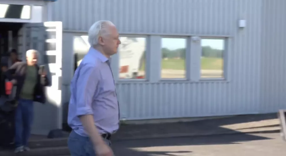 ‘Cinismo de Biden ao liberar Assange visa obter vantagens políticas’, diz analista