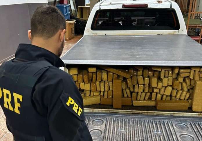 Traficante foge da PRF e abandona caminhonete roubada com mais de uma tonelada de maconha