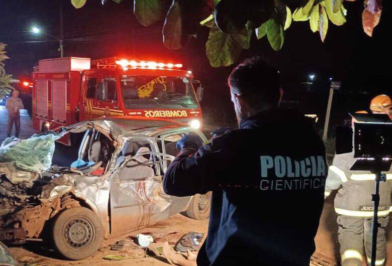 Colisão entre carro e ônibus deixa dois mortos e três feridos