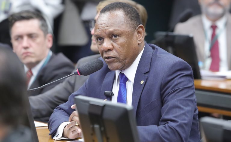 Comissão aprova projeto que concede aos pais de crianças com deficiência o direito de conciliar suas férias com as de seus filhos