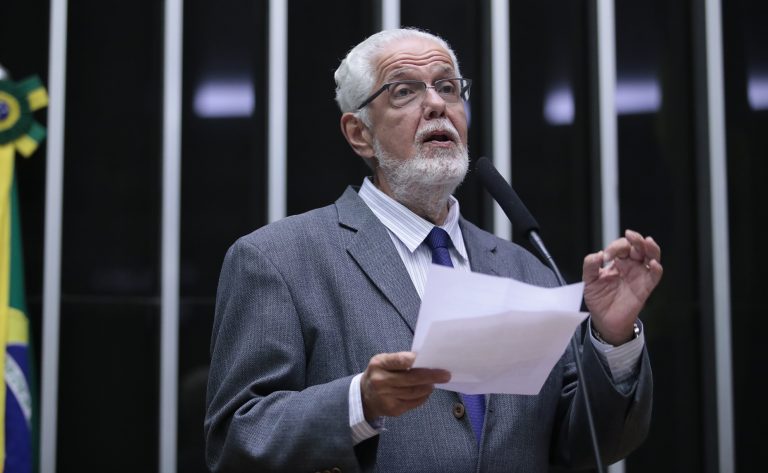 Comissão aprova projeto que estende a estagiários e médicos residentes normas de proteção à saúde do profissional