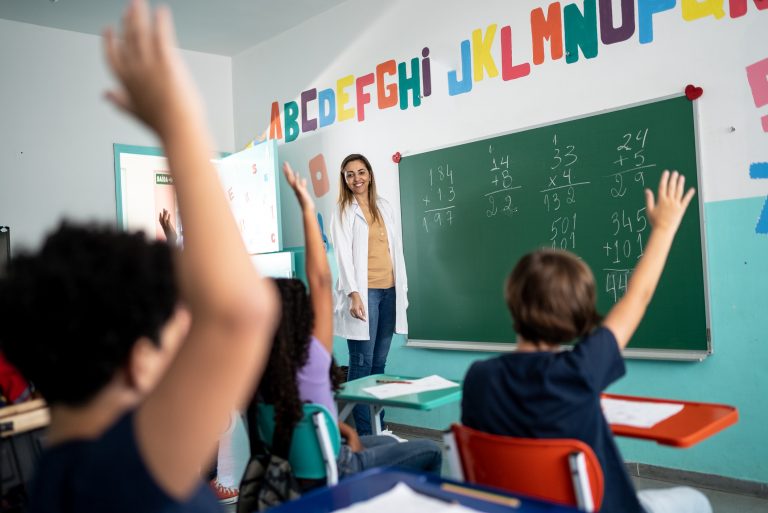 Comissão debate a implementação da lei que valoriza os profissionais da educação básica