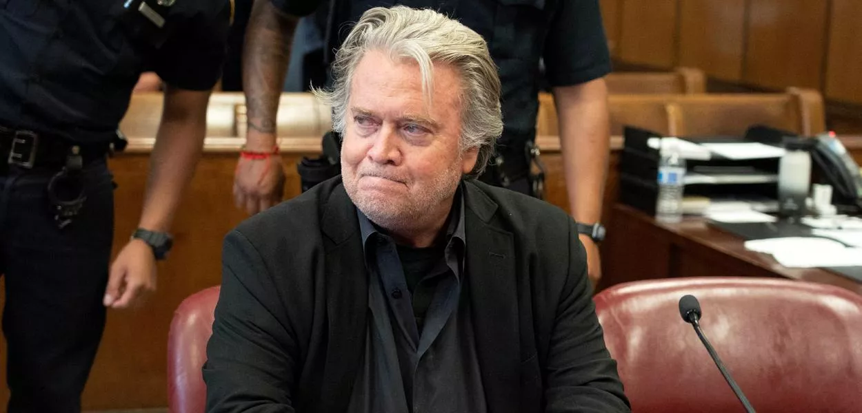 Steve Bannon, ex-estrategista de Trump, se entrega para cumprir pena de prisão