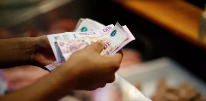 Inflação oficial desacelera na Argentina, mas benefícios não chegam à população