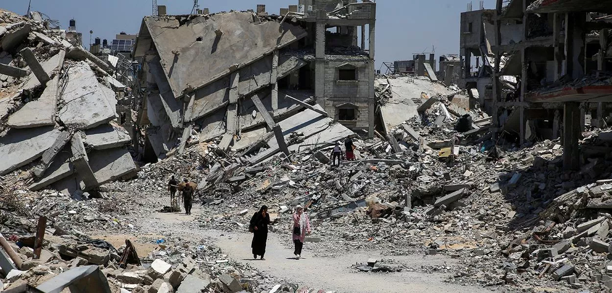 Palestinos recuperam dezenas de corpos após forças israelenses deixarem leste de Khan Younis