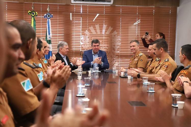 Corpo de Bombeiros apresenta ao governador Eduardo Riedel os novos oficiais especialistas e médicos