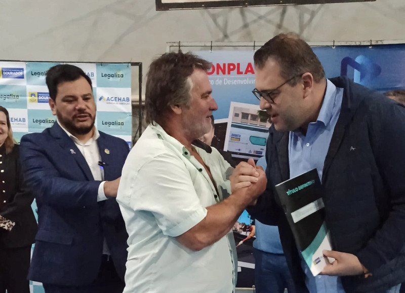 Moradores de antiga cancha na Vila São Brás recebem títulos de lotes