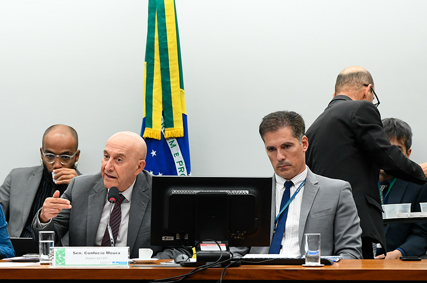 Votação da LDO vai ficar para agosto, diz Confúcio Moura