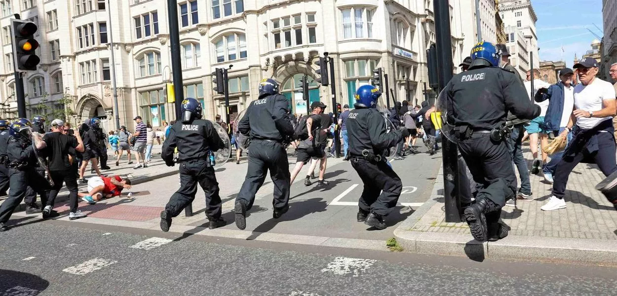 Extrema direita desafia governo britânico com convocação de novos atos nesta quarta