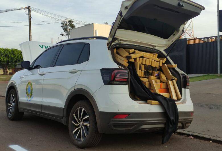 Carro roubado com adesivo falso do Incra é apreendido com maconha