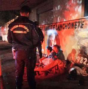 Guarda Municipal de Dourados entrega cobertores às pessoas em situação de rua