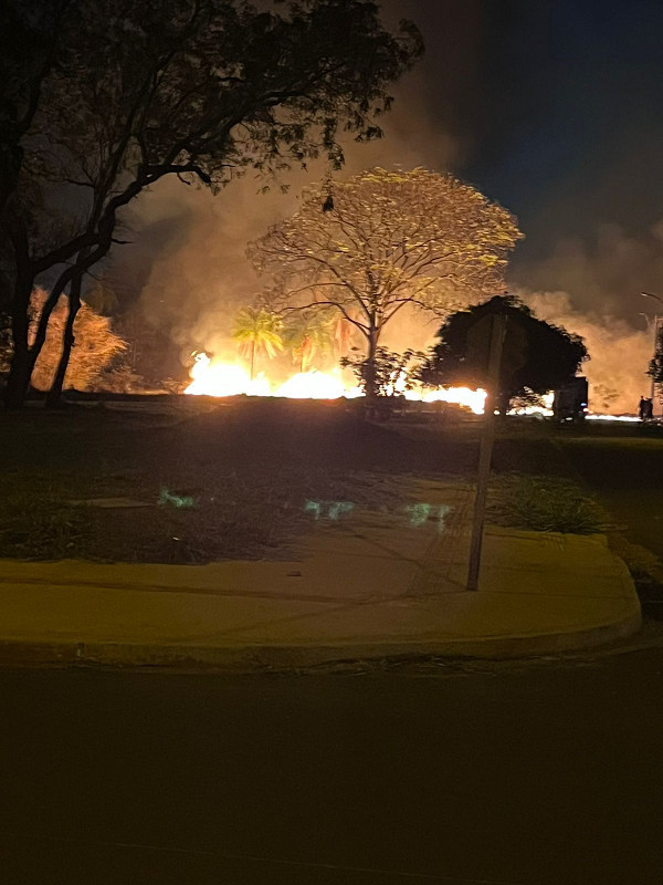 Incêndio atinge área de mata e assusta moradores em Dourados