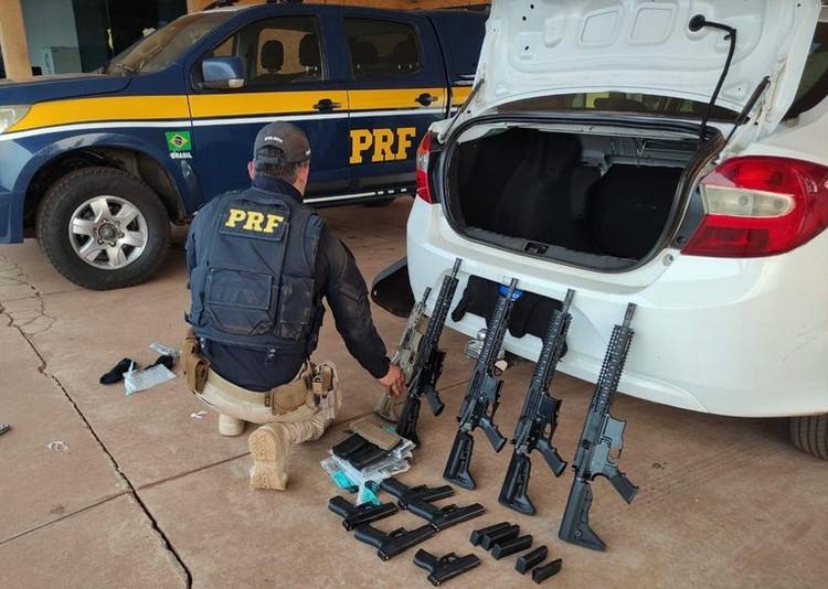 Cinco fuzis, cinco pistolas e carregadores que iriam para o RJ são apreendidos pela PRF