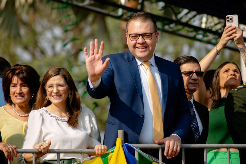 Alan Guedes é recebido com aplausos no desfile de 7 de setembro