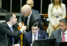 Deputados do PL fazem campanha contra PSD por impeachment de Moraes