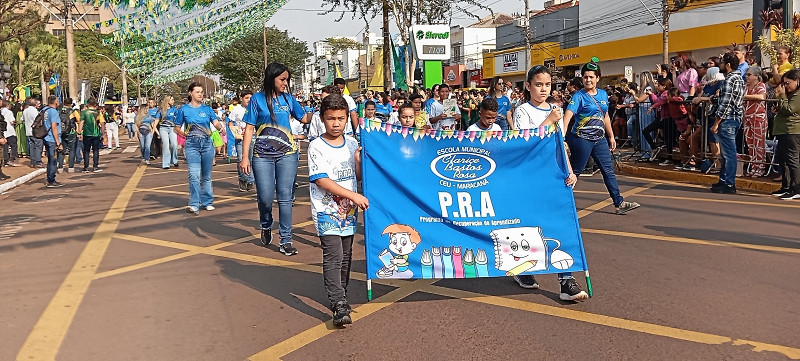 Escola Clarice Bastos abre desfile na Avenida Marcelino Pires