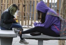 Governo Lula prepara medida para banir celulares em escolas