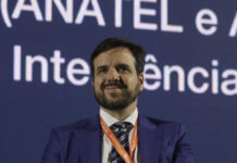 Presidente da Anatel compara manobra do X a “pirataria”