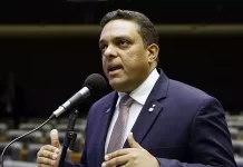 Deputado bolsonarista elogia Lula em evento no Planalto e diz que evangélicos não têm dono