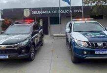 Filha presa por esfaquear a mãe nega e fala em corte com caco de vidro