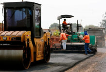 Começa aplicação de massa asfáltica nos bairros Residencial Oliveira e Altos do Indaiá
