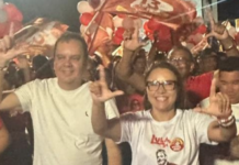Elmar faz o “L” em comício de candidata petista na Bahia