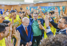 Lula recebe evangélicos, participa de cantoria e ganha benção