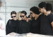 Fãs, familiares e amigos se despedem de Maguila em velório na Alesp
