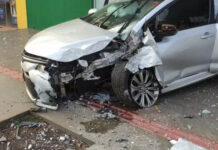 Motorista perde controle da direção, bate em poste e invade empresa