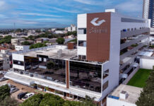 Carona de moto tem perna amputada em colisão com caminhonete
