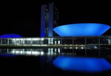 Congresso é iluminado de azul como parte de campanhas de prevenção de doenças
