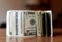 Dólar fecha o dia em queda, a R$ 5,68, após eleição de Donald Trump