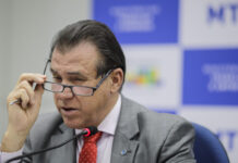 Escala 6×1 deve ser tratada em convenções e acordos coletivos, diz ministro