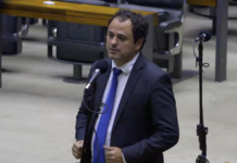 Glauber Braga chora no plenário ao falar de cassação; assista