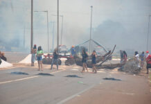 Indígenas mantêm bloqueio até assinatura de documento que garanta água para as aldeias