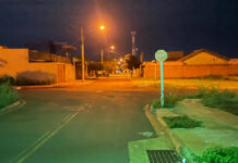 Motorista não respeita sinalização, atropela motociclista e foge