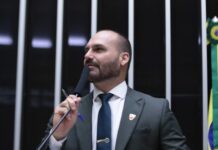 Prender pelo 8 de Janeiro na Argentina é ilegal, diz Eduardo Bolsonaro