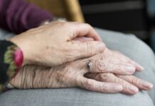 Projeto propõe meia-entrada para acompanhante de idoso em eventos