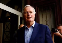 Premiê francês apresenta renúncia a Macron após moção de censura que derrubou seu governo