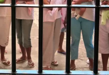 Deputados votam contra ter papel higiênico e absorventes nos presídios femininos