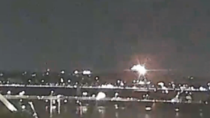 Assista ao vídeo do choque entre avião e helicóptero nos EUA_679b6f895ffd3.png
