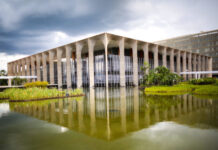 Brasil convoca diplomata dos EUA para explicar algema em deportados