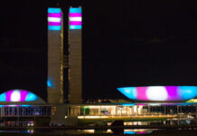 Congresso é iluminado com as cores da bandeira trans
