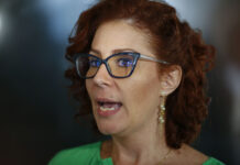 Conservadores estão sendo perseguidos, diz Carla Zambelli