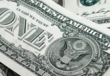 Dólar fecha a R$ 5,87 e atinge menor nível em 2 meses